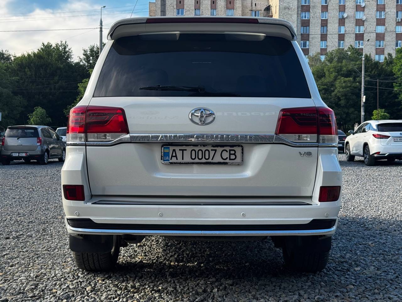 Toyota Land Cruiser 200 4