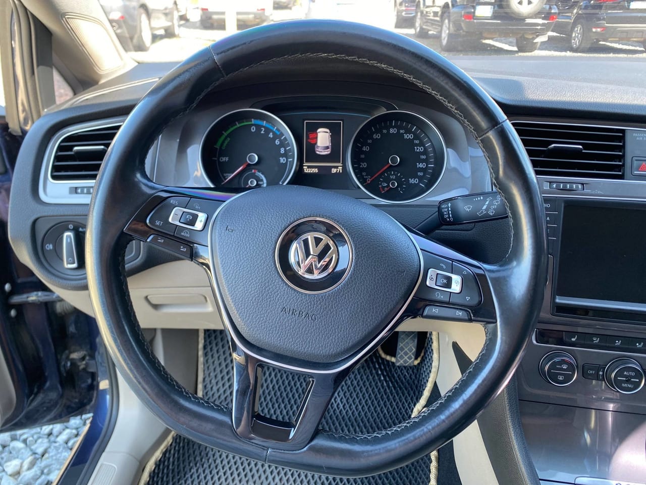 Volkswagen e-Golf 9