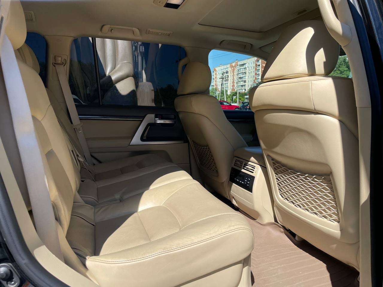 Toyota Land Cruiser 200 17