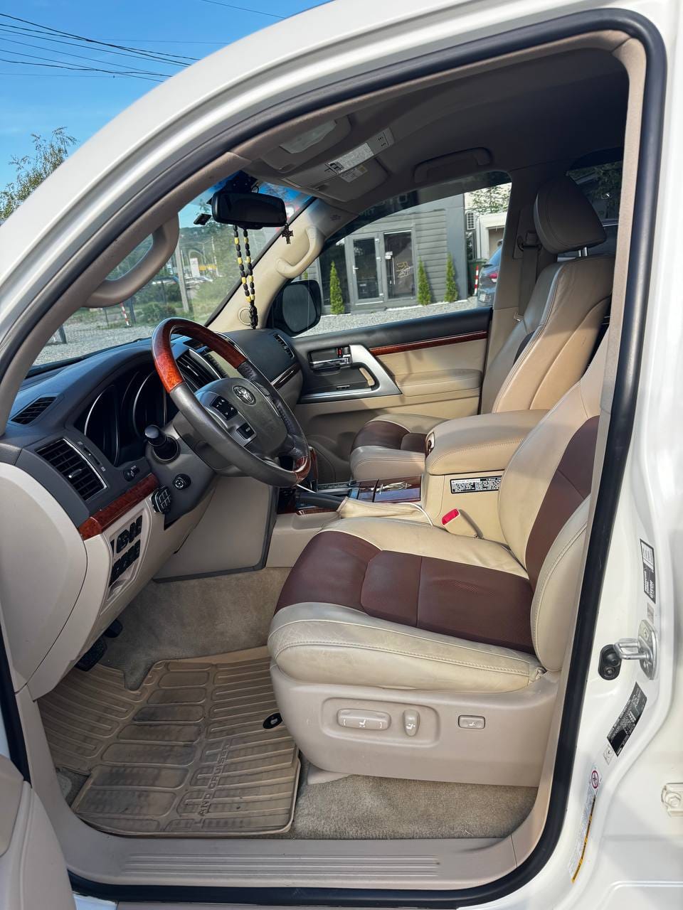 Toyota Land Cruiser 200 12