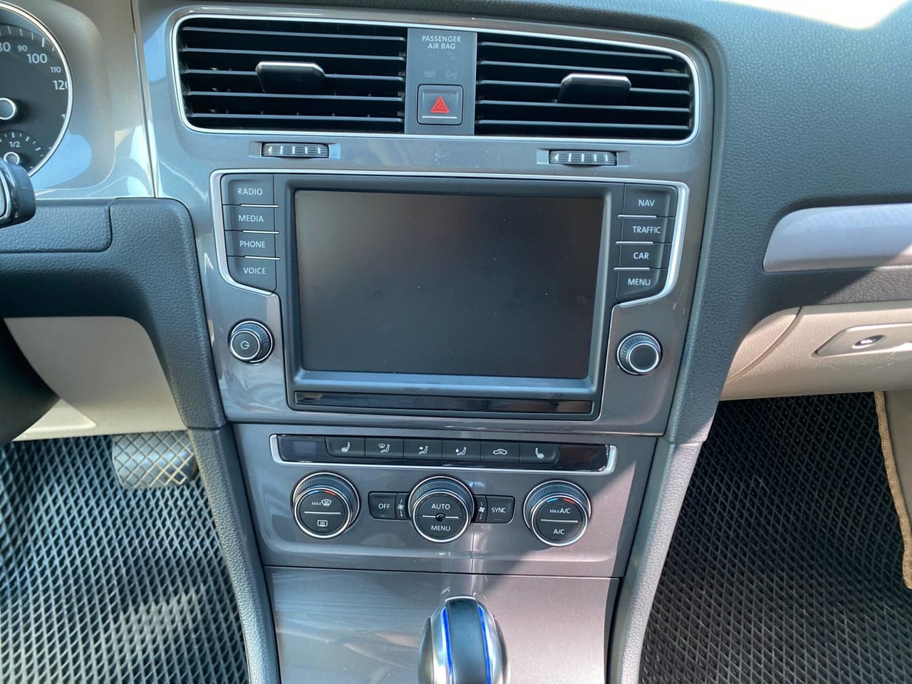 Volkswagen e-Golf 11