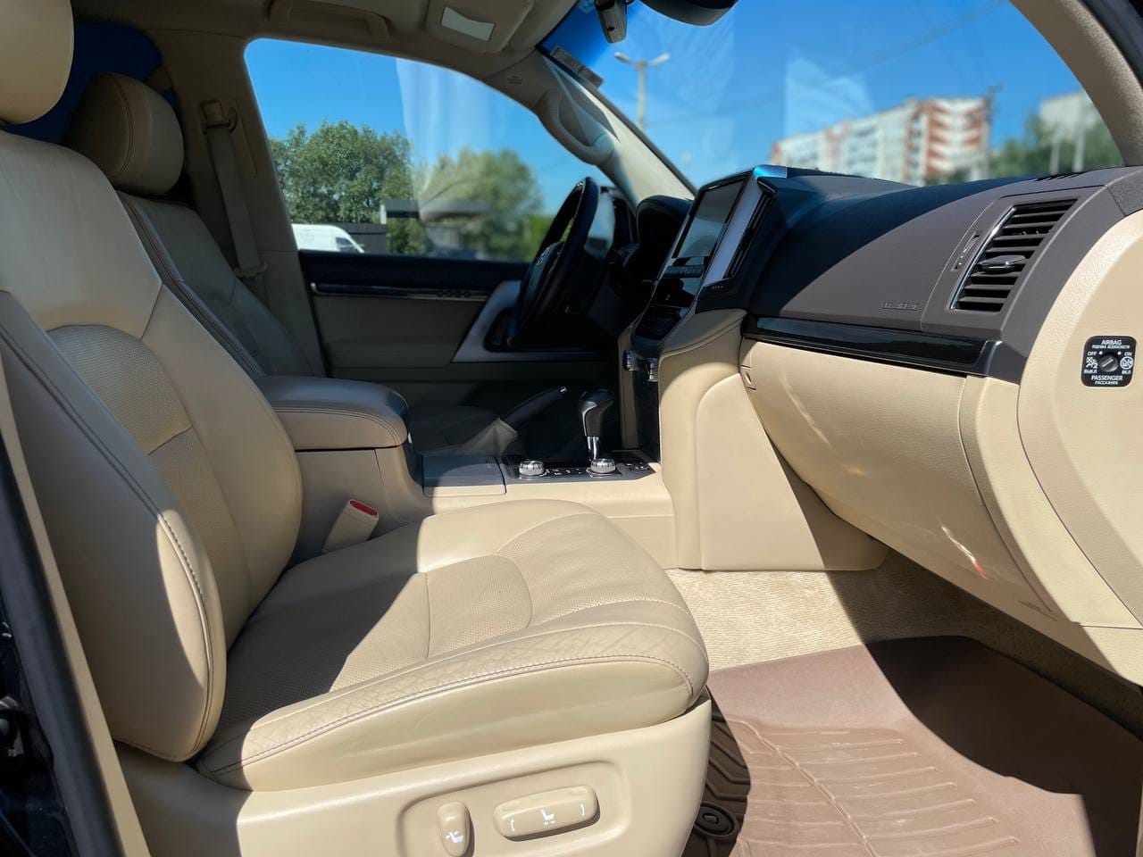 Toyota Land Cruiser 200 11