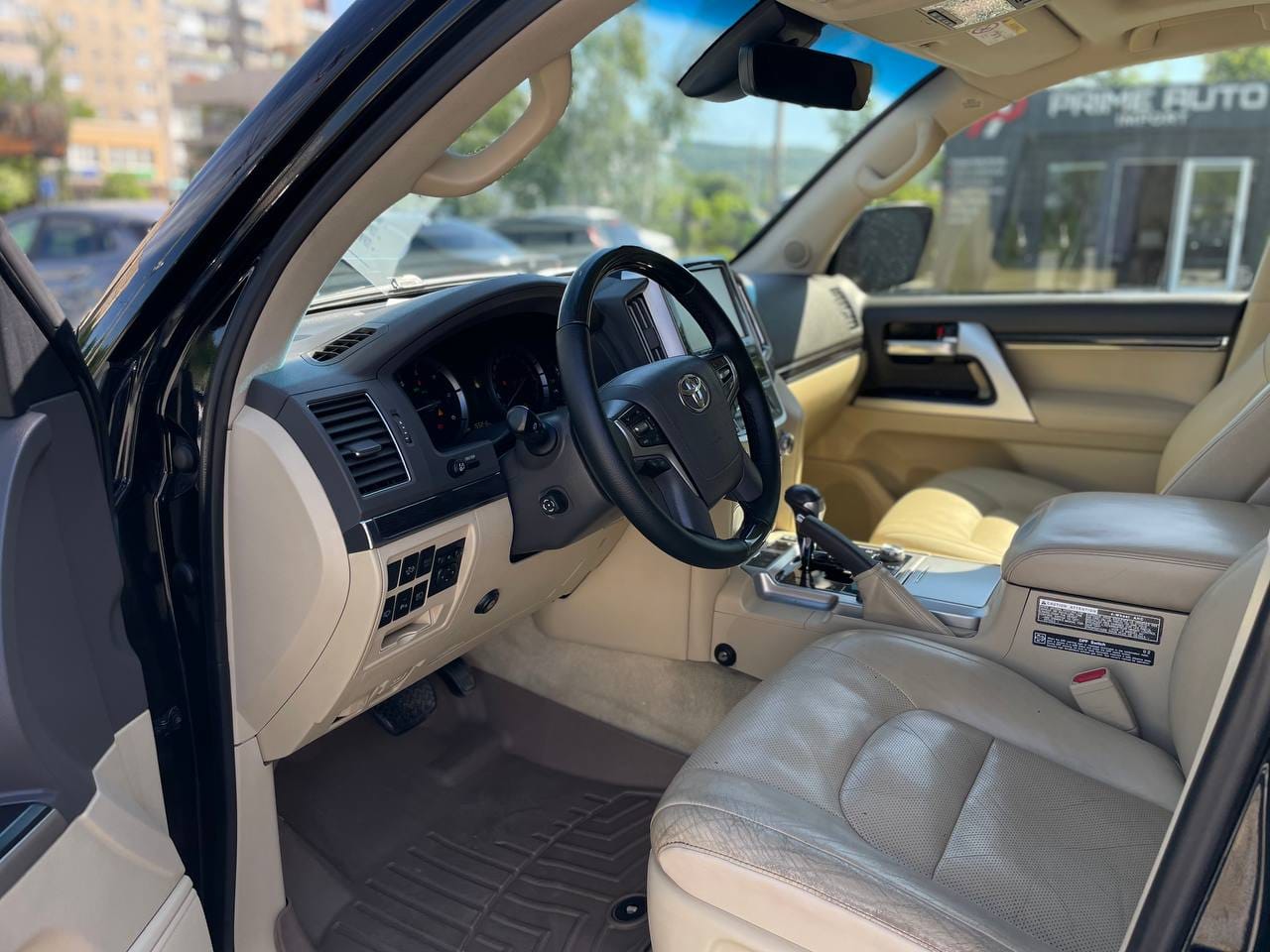 Toyota Land Cruiser 200 12
