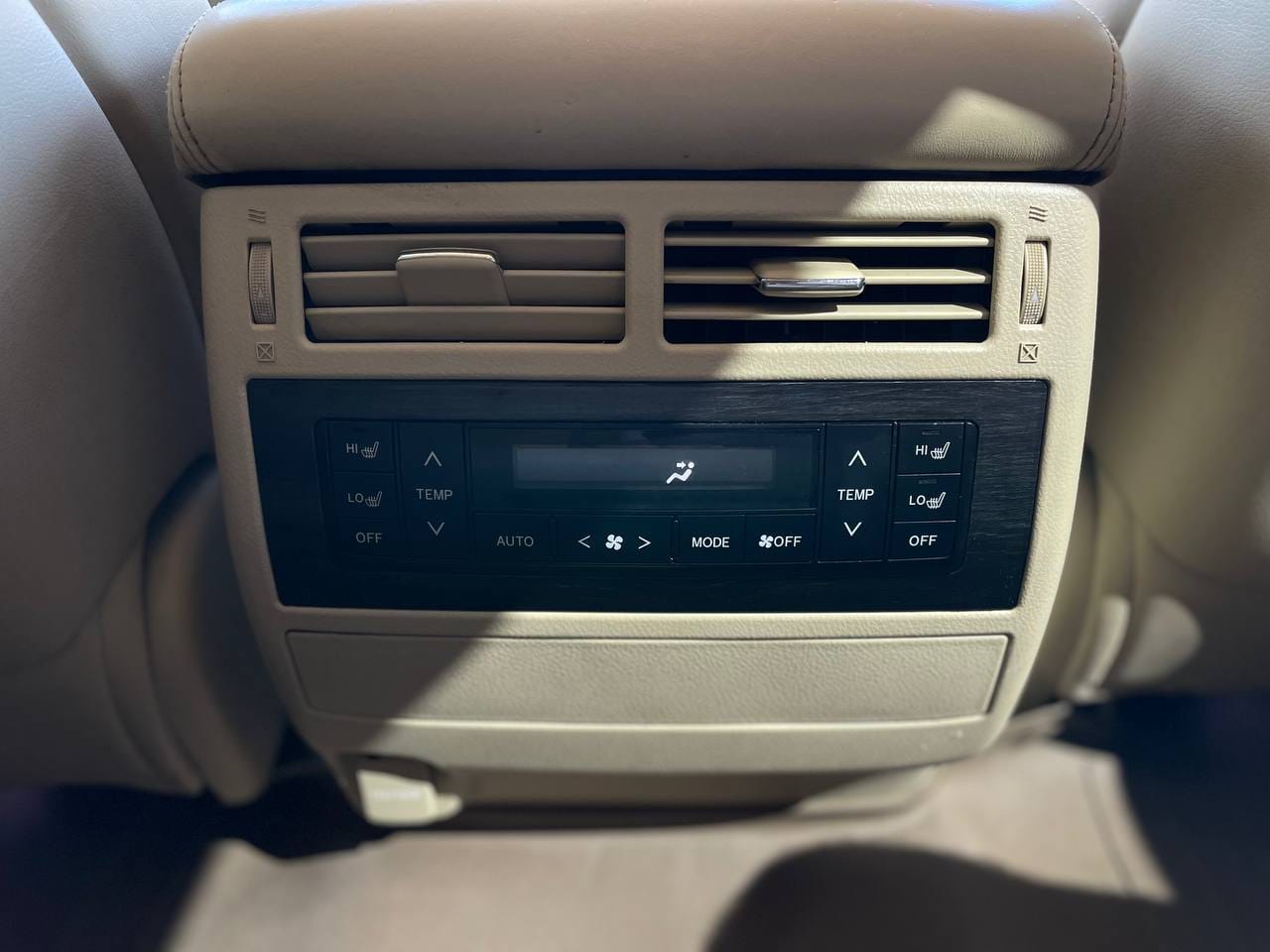 Toyota Land Cruiser 200 18